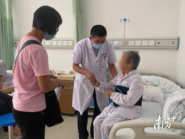 中山市骨科医院设有“老年骨折病房”，90岁老人术后1天即出院